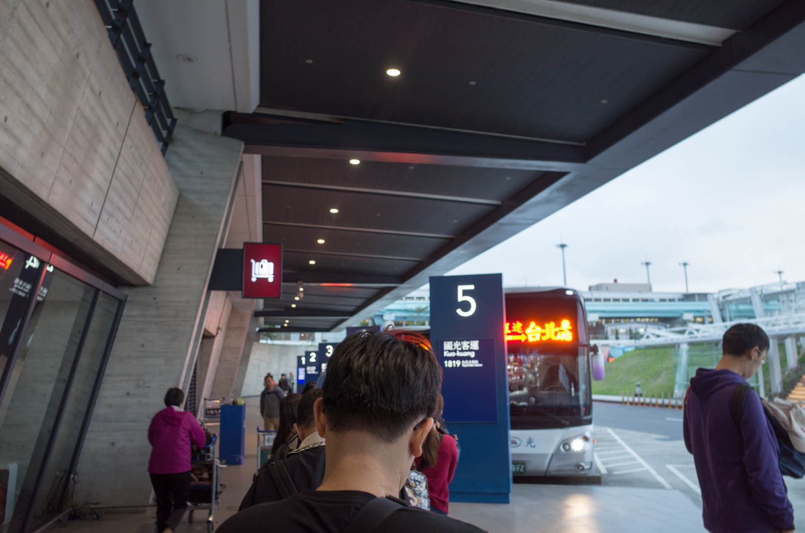 台北へのバス乗り場