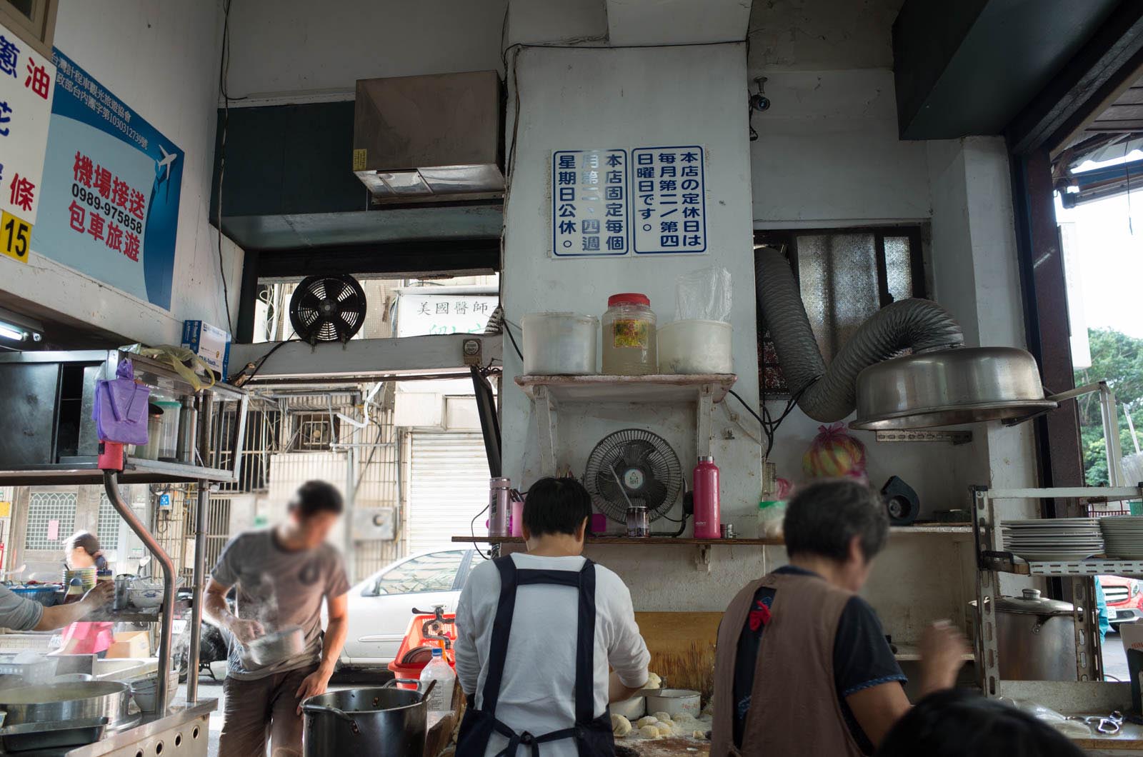 店員さんがテキパキと働いてる