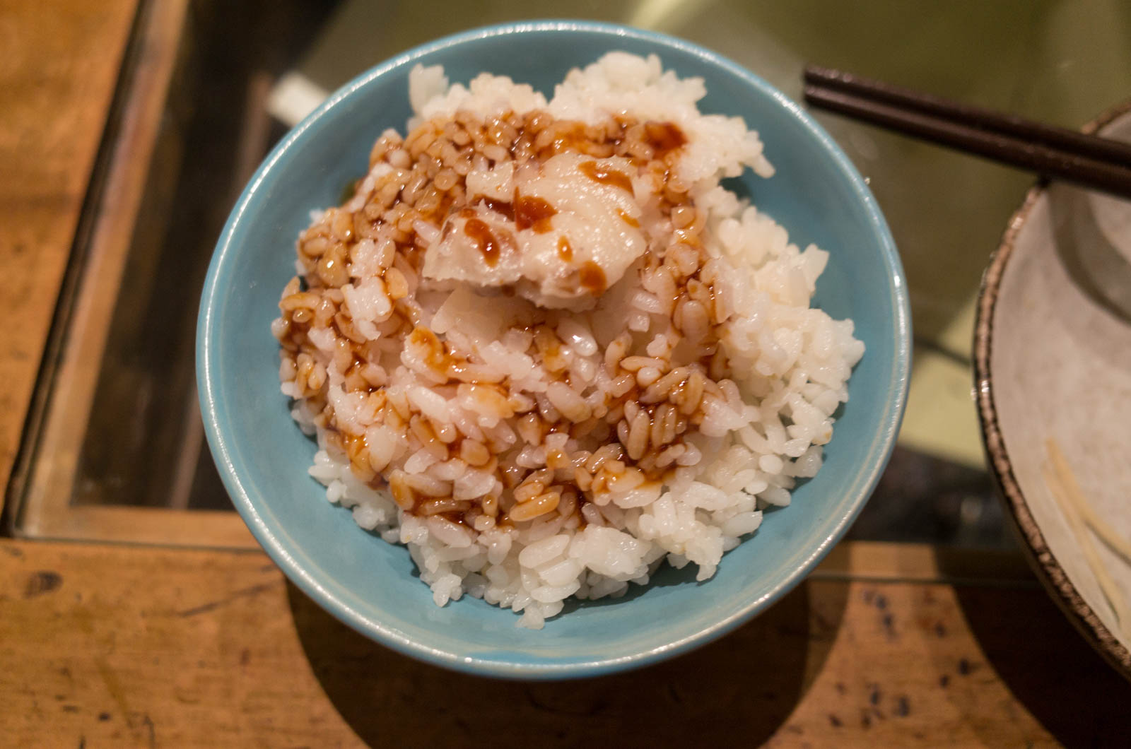 ご飯に豚の油とソースがかかったもの
