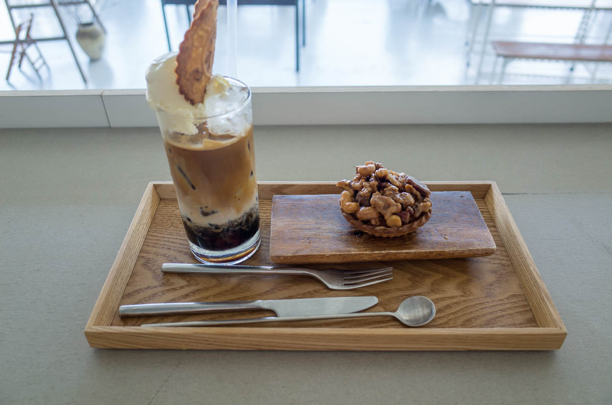 アイスラテとナッツタルトケーキ