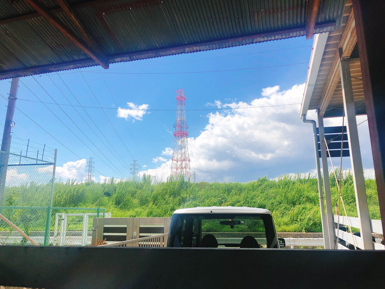 川沿いにある音楽とアンティークのカフェ「R（アール）