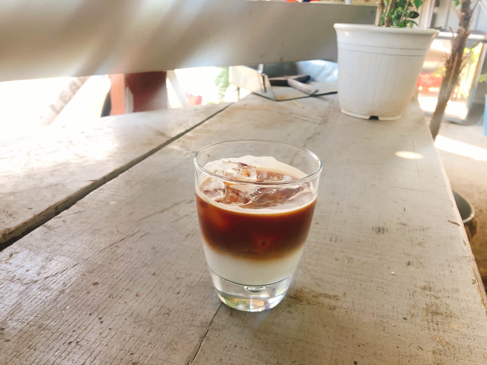 川沿いにある音楽とアンティークのカフェ「R（アール）