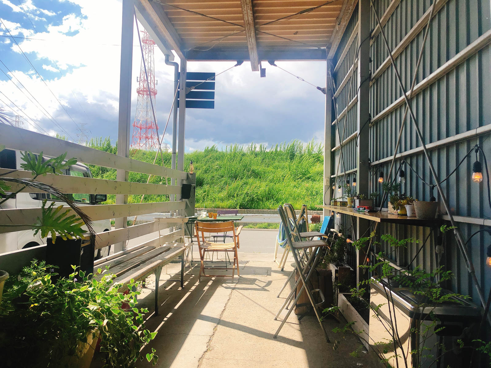 川沿いにある音楽とアンティークのカフェ「R（アール）